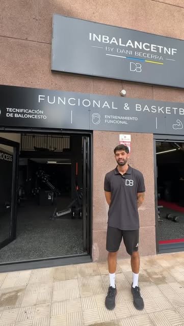 Dani Becerra en la puerta de InBalance, en Calle Fernando Díaz Cutillas