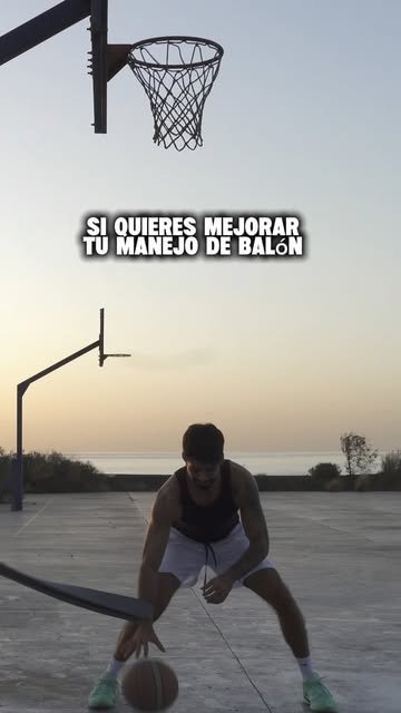 Trabajo de manejo de balón en una pista exterior al atardecer