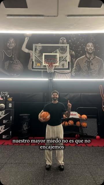 Dani Becerra delante de la canasta de la sala